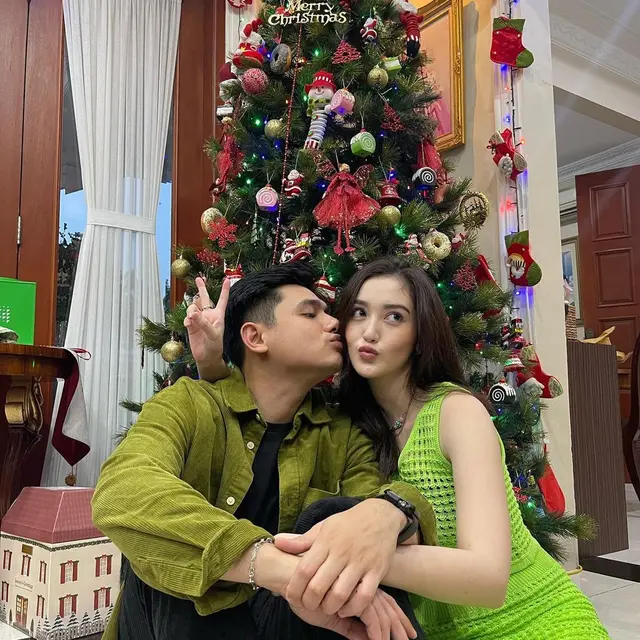 6 Potret Perayaan Nataru Ranty Maria dan Rayn Wijaya dari 2020 hingga 2022