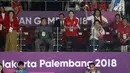 Presiden RI ke-5, Megawati Sukarnoputri (kedua kanan) bersama Menko PMK, Puan Maharani saat menyaksikan final bulu tangkis putra perseorangan Asian Games 2018 di Istora GBK, Jakarta, Selasa (28/8). (Liputan6.com/Helmi Fithriansyah)
