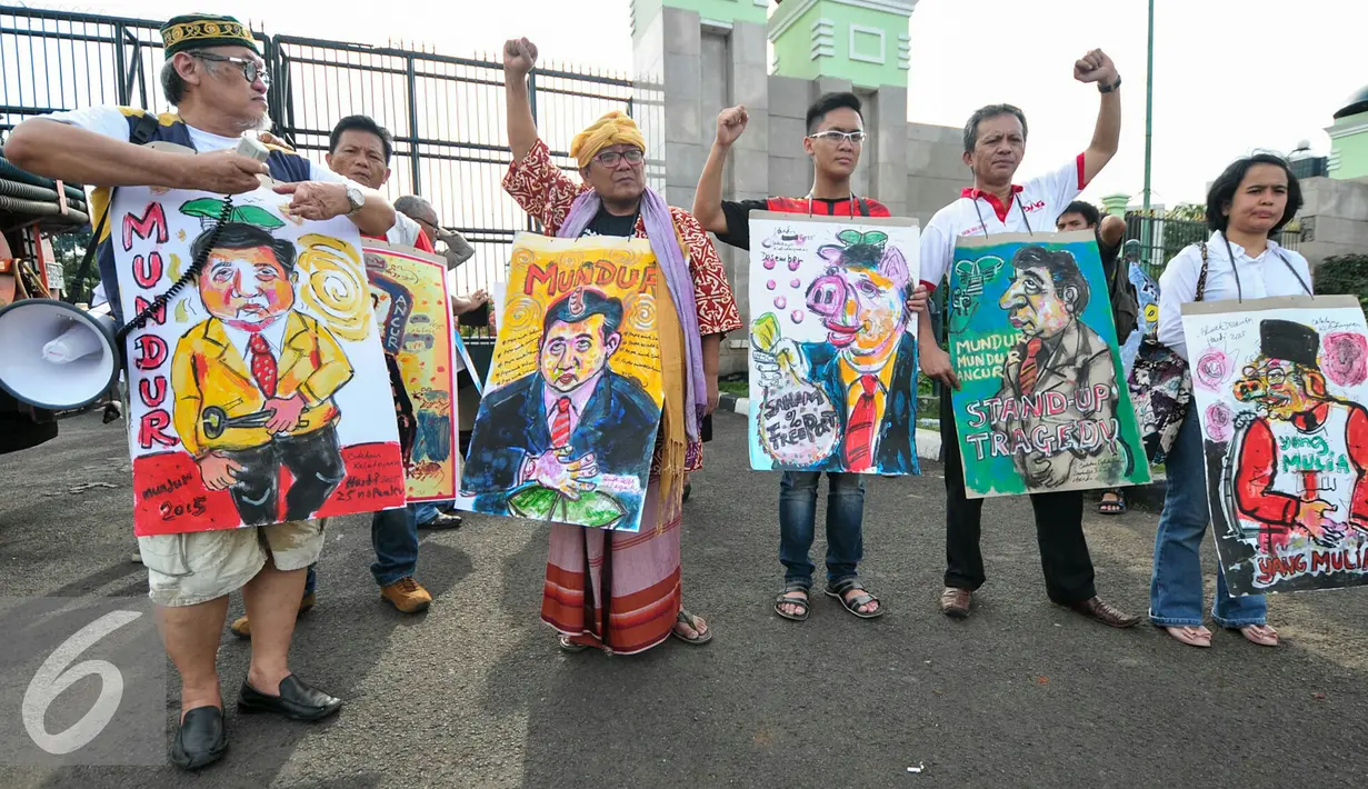 Sejumlah seniman mengenakan lukisan-lukisan karya pelukis Hardi yang menyindir ketua DPR Setya Novanto untuk mundur dari jabatannya, Jakarta, Senin (7/12/2015). (Liputan6.com/Yoppy Renato)
