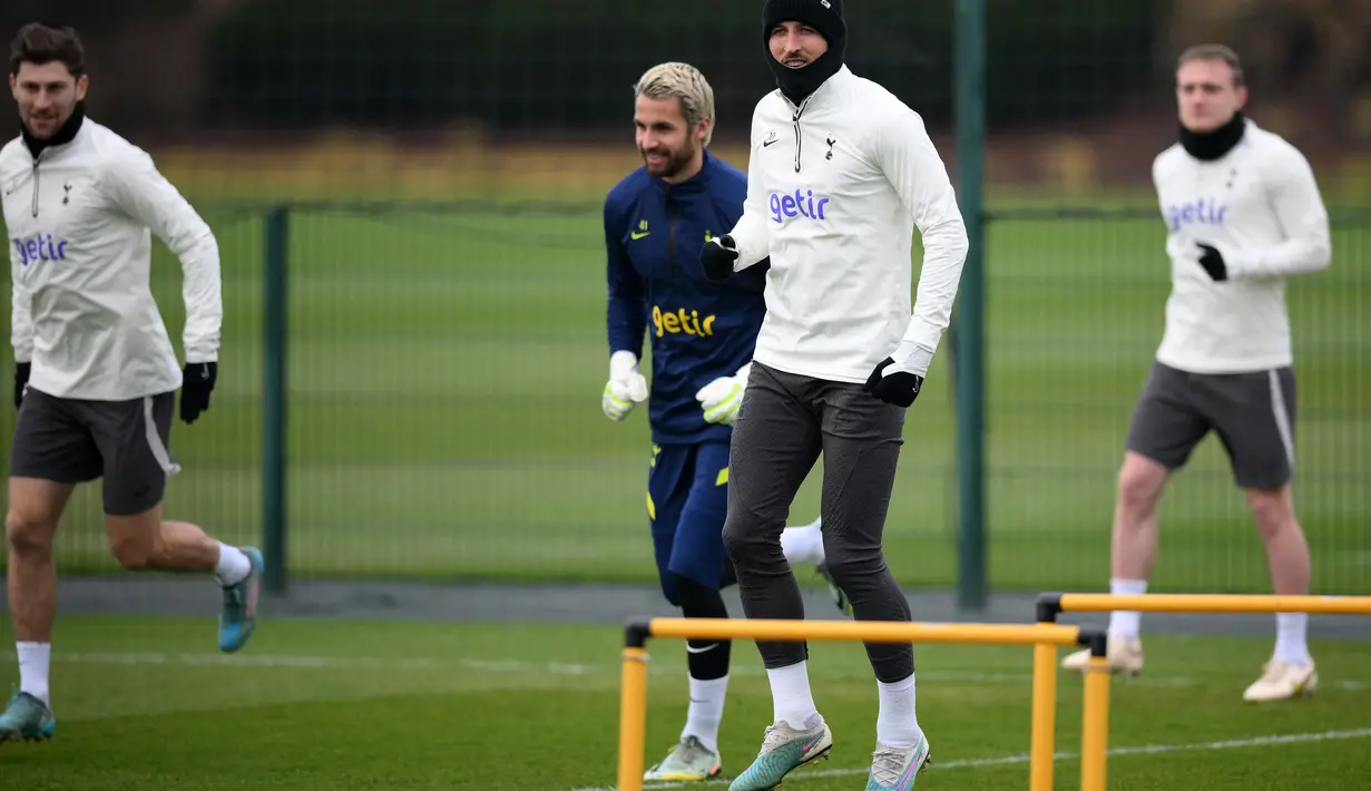 Penyerang Tottenham Hotspur, Harry Kane melakukan pemanasan selama sesi latihan tim di Tottenham Hotspur Football Club Training Ground, di Enfield, utara London pada 7 Maret 2023. Tottenham akan bertanding melawan AC Milan pada leg 2 babak 16 besar Liga Champions di Tottenham Stadium. (AFP/Daniel Leal)