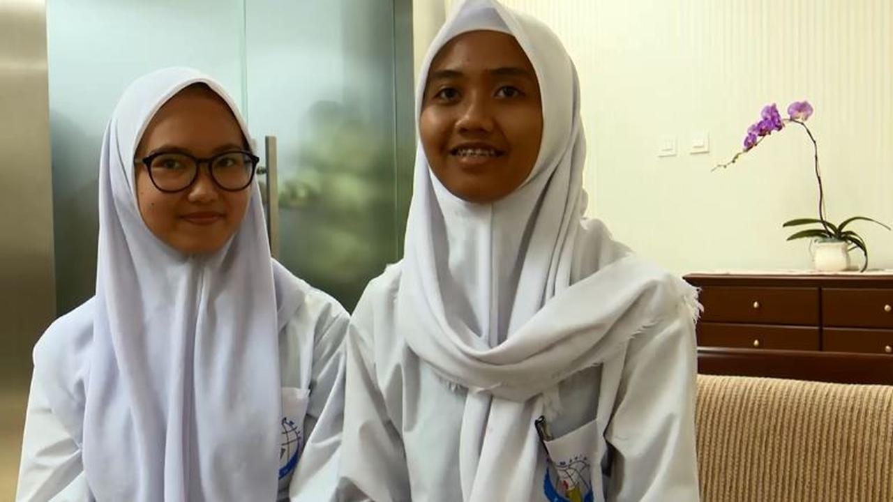 Dini Nurizka dan temannya  Alvira Putri usai tragedi mobil jokowi melindas telepon seluler (Liputan6/Luqman Rimadi)