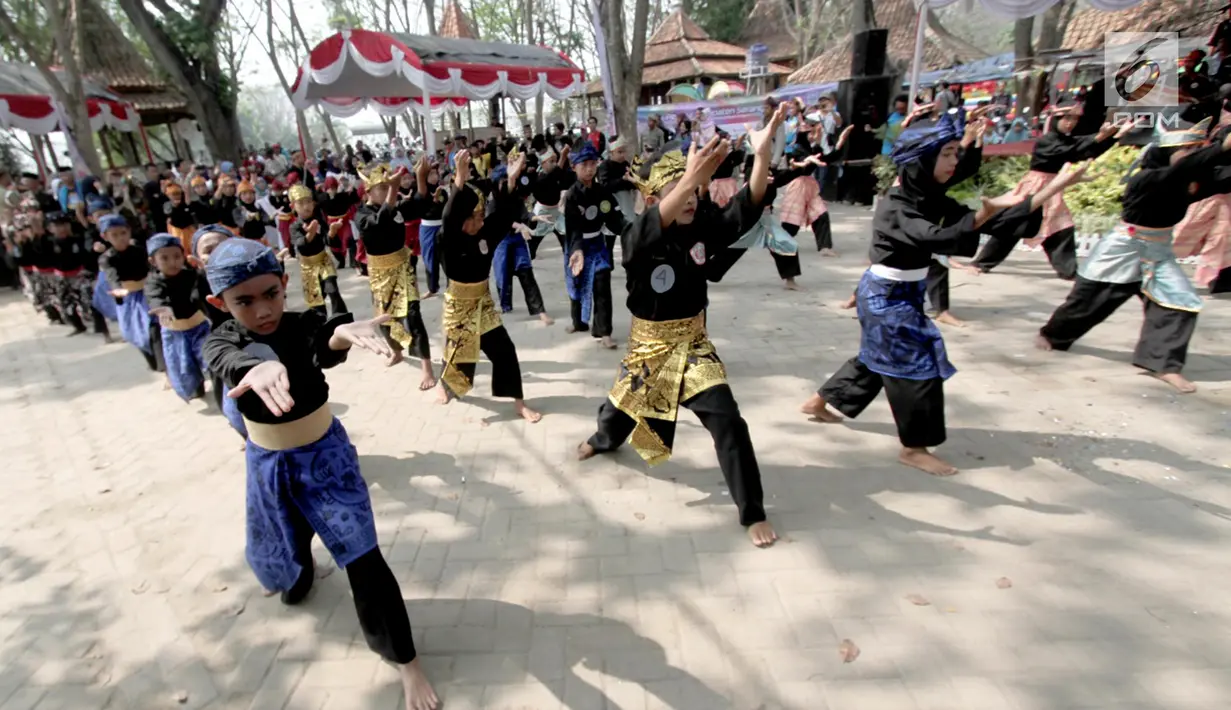 Anak-anak mempertunjukkan beladiri pencak silat pada acara Festival Tasikardi 2019 di Desa Margasana, Kecamatan Keramat Watu, Kabupaten Serang, Sabtu (24/8/2019). Festival yang pertama kali digelar diisi mulai dari turnamen mancing hingga lomba masak kuliner. (Liputan6.com/HO/Bagus)