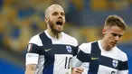 Pemain Finlandia Teemu Pukki melakukan selebrasi usai mencetak gol dari titik penalti ke gawang Ukraina pada pertandingan Grup D kualifikasi Piala Dunia 2022 di Stadion Olimpiyskiy, Kyiv, Ukraina, Minggu (28/3/2021). Pertandingan berakhir 1-1. (AP Photo/Efrem Lukatsky)