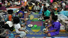 Sejumlah pengungsi terlihat berbuka puasa di pengungsian letusan Gunung Sinabung di Desa Batu Karang, Medan, Sabtu (4/7/2015). Pengungsi yang muslim tetap menjalankan puasa dengan menu sahur dan berbuka seadanya. (Liputan6.com/JohanTallo)