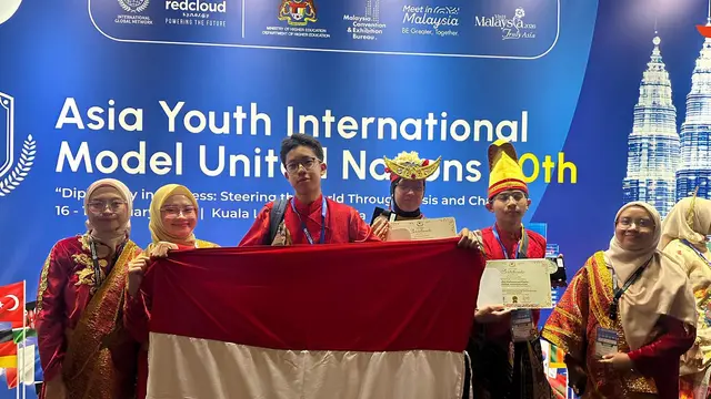 Prestasi siswa sekolah di SMA wilayah Jakarta pada tingkat internasional melalui ajang simulasi sidang PBB dengan nama Asia Youth International Model United Nations (AYIMUN).