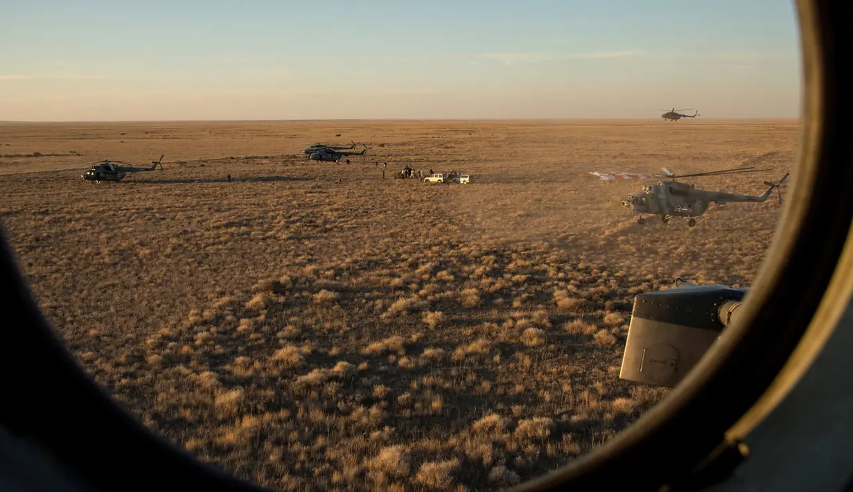 Tim penyelamat mendekati Soyuz TMA-20M di Zhezkazgan, Kazakhstan, (7/9). Tiga astronaut ini telah memberikan kontribusi dalam ratusan eksperimen biologi, bioteknologi, ilmu fisika dan ilmu bumi selama 172 hari berada di ISS. (Bill Ingalls/NASA/Reuters)