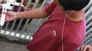 Korban DS yang digantikan perannya melakukan adegan reka ulang kejadian perkara pelecehan seksual di kediaman SJ, Jakarta, Kamis (17/3/2016). SJ menjalani rekonstruksi dengan korban DS sebanyak 34 adegan perkara. (Liputan6.com/Herman Zakharia)