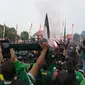 Bonek, menggelar unjuk rasa di depan Gedung Negara Grahadi Surabaya, Kamis (25/11/2021). (Dian Kurniawan/Liputan6.com)