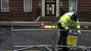 Pemasangan pagar pembatas di seberang area Lingdo Wing, Rumah Sakit St. Mary di Paddington, London, Senin (9/4). Aktivitas keamanan di rumah sakit itu yang semakin meningkat memunculkan spekulasi Kate Middleton segera melahirkan. (Daniel LEAL-OLIVAS/AFP)