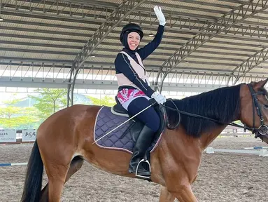 Baru belajar berkuda, Lenggogeni Faruk langsung memasukkan horse riding ke dalam daftar hobinya. Ia tampak bersemangat dan antusias saat mengikuti kelas berkuda. Bahkan saking menikmatinya, olahraga tersebut sampai bikin ibu Atta Halilintar itu kecanduan berkuda. (Liputan6.com/IG/@genifaruk)