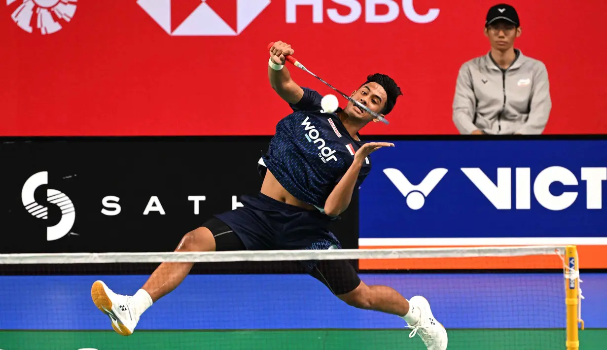 Tunggal putra Indonesia, Alwi Farhan saat mengembalikan pukulan ke Lee Chia Hao (Taiwan) dalam pertandingan perempat final turnamen bulu tangkis Australia Open 2026 di Sydney pada Jumat 12 Juni 2026. (Saeed KHAN/AFP)