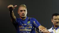 Pemain Persib Bandung, Raphael Maitimo saat perkenalan kepada Bobotoh di Stadion Siliwangi, Bandung, Minggu (2/4/2017). Tim Maung Bandung akan mengawali laga perdana Liga 1 Indonesia melawan Arema FC. (Bola.com/Nicklas Hanoatubun)