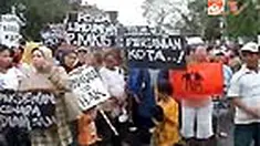 Ribuan warga miskin di Kota Makassar, Sulse, berunjuk rasa menuntut pemerintah memperhatikan warga miskin sehingga bisa mendapat kehidupan yang layak.
