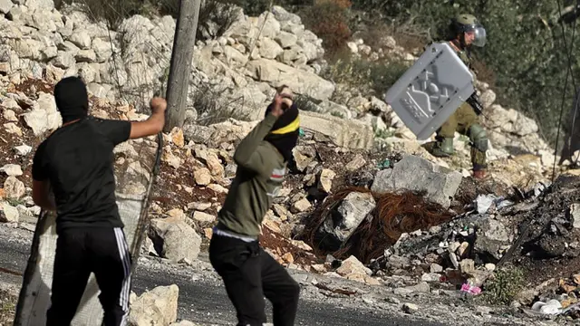 FOTO: Pengunjuk Rasa Palestina Bentrok dengan Pasukan Keamanan Israel