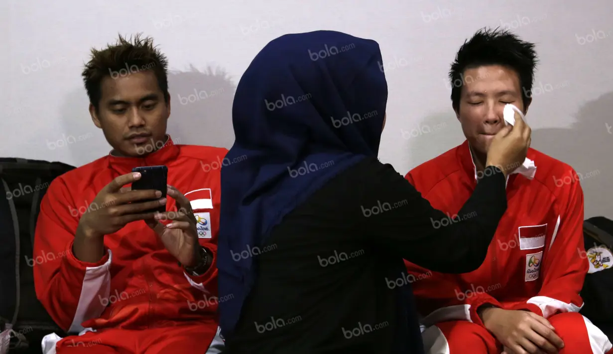 Peraih medali emas bulutangkis Olimpiade Rio 2016, Tontowi Ahmad dan Liliyana Natsir (kanan), saat make up sebelum tampil dalam acara Liputan 6 SCTV di Studio SCTV, SCTV Tower, Jakarta, Kamis (25/8/2016). (Bola.com/Arief Bagus)