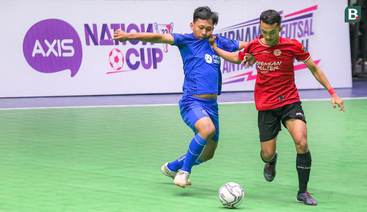 Pemain SMA 8 Makassar (kanan) berusaha mengontrol bola saat melawan SMK Nusantara Jakarta pada laga Grand Final AXIS Nation Cup 2023 di Istora Senayan, Jakarta, Minggu (15/10/2023). (Bola.com/Bagaskara Lazuardi)