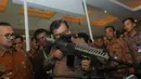 Wapres Jusuf Kalla melihat senjata laras panjang terbaru jenis 752 buatan Pindad pada Indo Defence 2014 Expo  di JIEXPO Kemayoran, Jakarta, Rabu (5/11/2014) (Liputan6.com/Herman Zakharia)