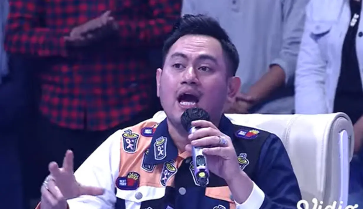 Tak hanya sebagai penyanyi, Nassar kini dipercaya menjadi salah satu juri di ajang D'Academy 5. Dia memberi masukan dan saran untuk para peserta. Ia juga banyak membintangi iklan produk. (Youtube/Indosiar)