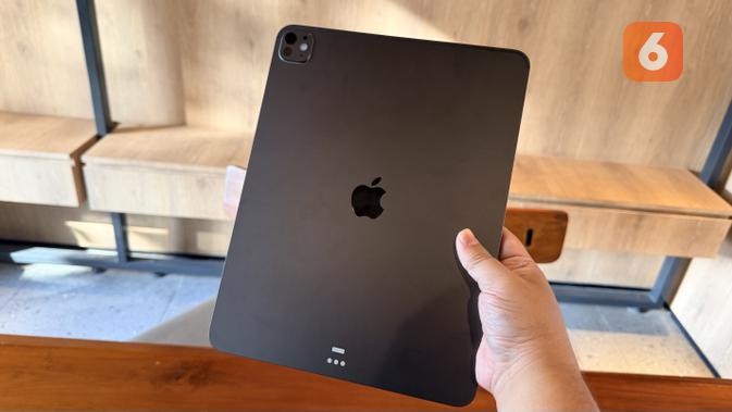 Bodi belakang iPad Pro M5 varian Space Black. (Liputan6.com/ Yuslianson)