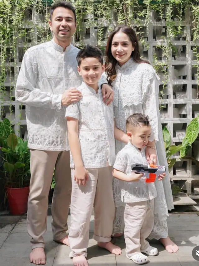 Gaya Artis Tanah Air Dibalut Baju Lebaran Lace Putih saat Lebaran