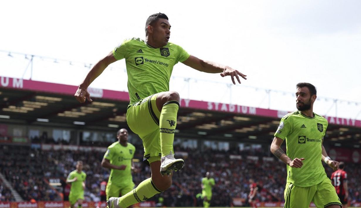 <p>Pemain Manchester United Casemiro (tengah) melakukan selebrasi usai mencetak gol ke gawang Bournemouth pada pertandingan sepak bola Liga Inggris di Vitality Stadium, Bournemouth, Inggris, Sabtu (20/5/2023). (Adrian DENNIS/AFP)</p>