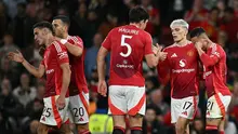 Gelandang Manchester United (MU), Alejandro Garnacho (dua dari kanan) merayakan gol bersama rekan-rekannya saat  timnya melawan Barnsley pada babak ketiga Carabao Cup 2024/2025 di Stadion Old Trafford, Rabu (18/9/2024) dini hari WIB. (AFP/Paul Ellis)