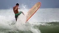[VIDEO] Ekstrem! Surfing di Parkiran Tergenang Banjir 60 Cm