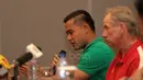 Andritany menjawab pertayaan wartawan saat mengikuti press conference jelang Semifinal AFF Cup 2016 di Aston Hotel, Sentul, (2/12/2016). (Bola.com/Nicklas Hanoatubun)