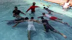 Anak muda Palestina yang diamputasi berlatih di bawah instruksi Majdi al-Tatar (kiri)  di kolam renang Kota Gaza (30/7/2019). Tatar, yang kehilangan kaki kanannya akibat kecelakaan pada masa kecilnya, melatih warga Palestina yang diamputasi selama konflik dengan Israel. (AFP Photo/Mahmud Hams)