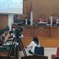 ART Susi saat Memperagakan Posisi Putri Candrawathi Tergeletak di Kamar Mandi Rumah Magelang. (Dok. Merdeka.com)