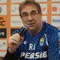 Pelatih Persib Bandung Robert Rene Alberts mengungkapkan kondisi terkini Omid Nazari usai mendapat cedera pelipis. (Liputan6.com/Huyogo Simbolon)