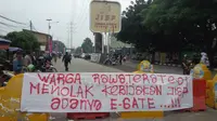 Sejumlah warga memblokir jalan akses Kawasan Industri Pulogadung (Liputan6.com/FX. Richo Pramono)