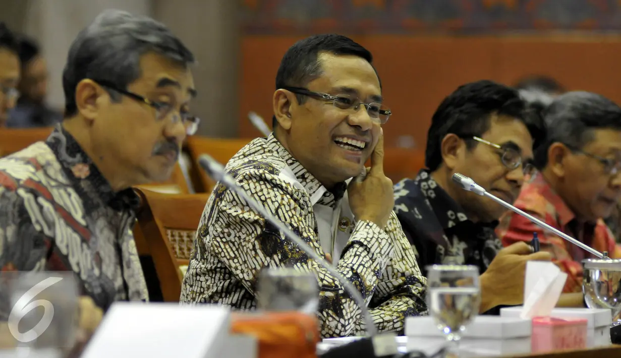 Menperin Saleh Husin saat Rapat Kerja dengan Komisi VI DPR RI, Senayan, Jakarta, Selasa (19/4). Rapat membahas Realisasi Anggaran 2016 pada Triwulan I dan Progres pelaksanaan Anggaran 2016. (Liputan6.com/JohanTallo)