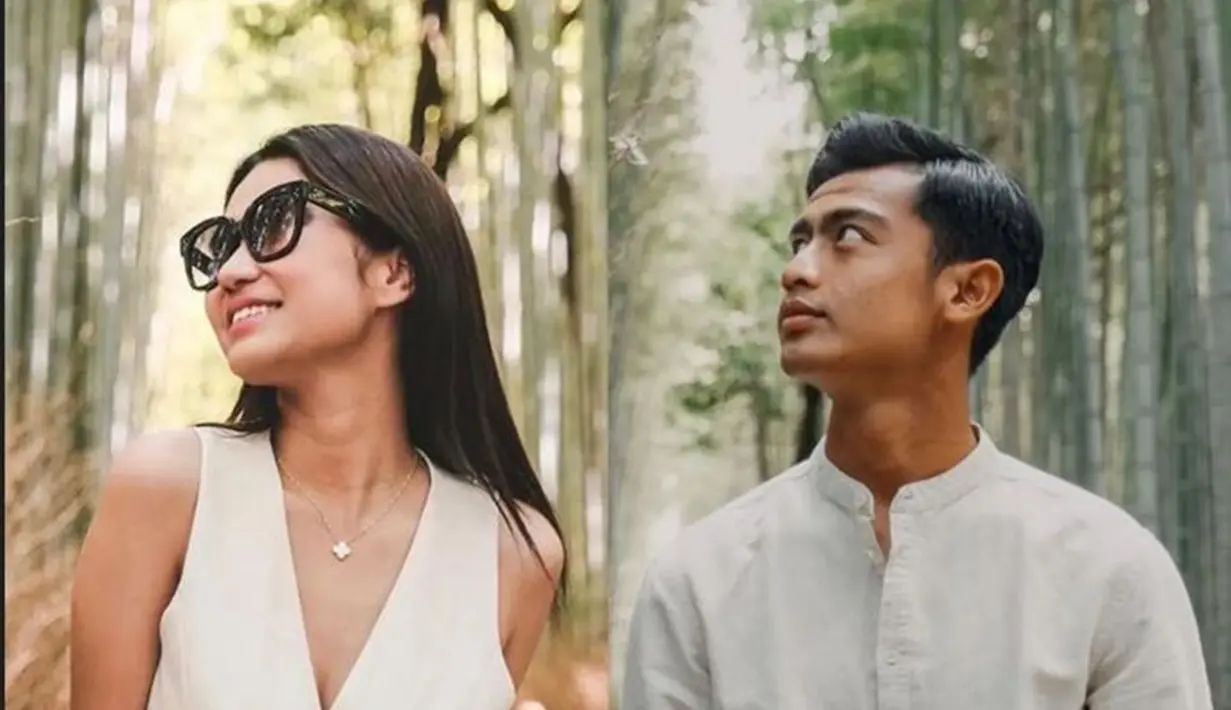 Pratama Arhan dan Azizah Salsha semakin mesra saja. Keduanya pakai baju serasi saat liburan di Arashiyama Bamboo Forest. Apalagi keduanya sama-sama arah tengokannya hingga bikin warganet komentar: emang boleh senengok ini? (Liputan6.com/IG/arhanazizah.official)