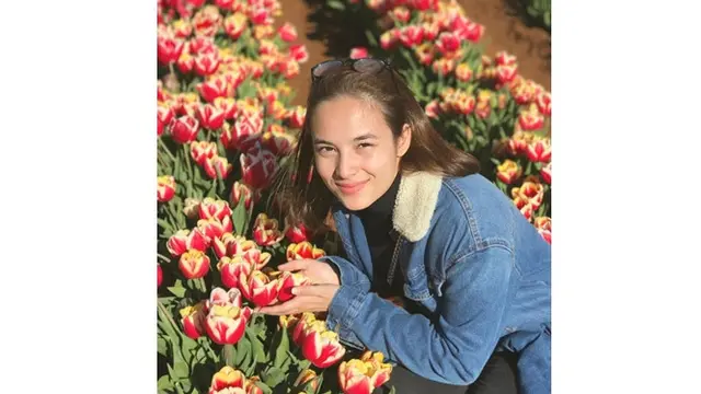 7 Gaya Chelsea Islan Tanpa Makeup, Tetap Memesona
