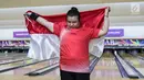 Atlet bowling Indonesia, Elsa Maris  melakukan selebrasi usai meraih medali emas cabang tenpin bowling TPB 4 di Jaya Ancol Bowling Center, Jakarta, Selasa (9/10). Elsa Maris menyumbang medali emas keenam untuk Indonesia. (Bola.com/Vitalis Yogi Trisna)