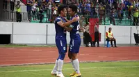 Pemain PSIS merayakan gol ke gawang Arema di Stadion Moch. Soebroto, Magelang, Minggu (4/11/2018). (Bola.com/Ronald Seger Prabowo)