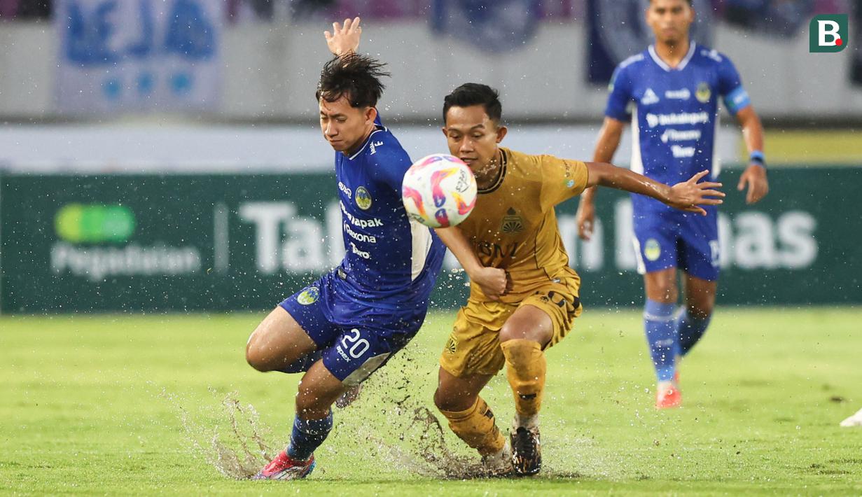 Pemain PSIM Yogyakarta, Arlyansyah Abdulmanan (kiri) berebut bola dengan pemain Bhayangkara FC, Sani Rizki pada laga final Pegadaian Liga 2 2024/2025 di Stadion Manahan, Solo, Jawa Tengah, Rabu (26/02/2025). (Bola.com/Abdul Aziz)