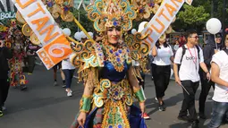 Peserta berkostum Liputan6.com memeriahkan parade Asian Games 2018 di Jalan Thamrin, Jakarta, Minggu (13/5). Tak hanya dari komunitas, peserta parade ini juga datang dari karyawan PT Elang Mahkota Teknologi (Emtek). (Liputan6.com/Arya Manggala)