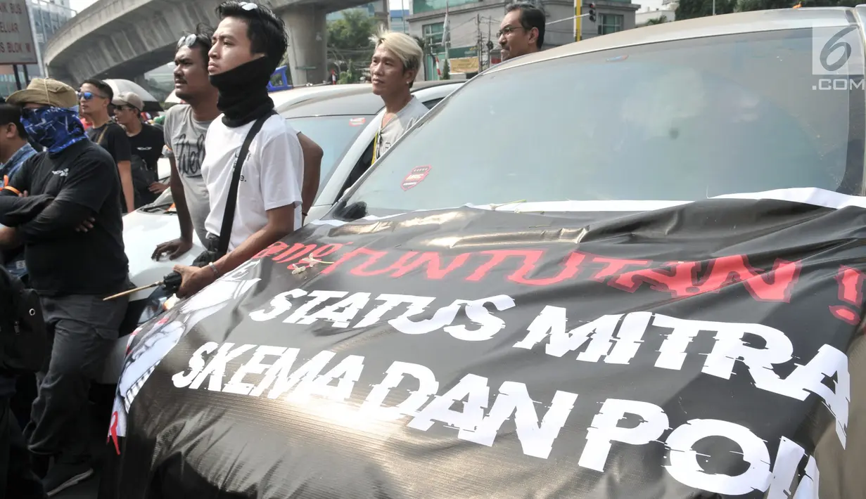 Massa sopir GoCar menggelar aksi di Kantor Gojek, Pasar Raya Blok M, Jakarta, Senin (5/8/2019). Aksi yang diikuti ribuan sopir GoCar dari wilayah di Indonesia menuntut aplikator mengembalikan insentif, memperjelas status kemitraan, dan open suspend secara nasional. (merdeka.com/Iqbal S. Nugroho)