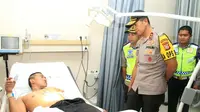 Kapolda Jabar Irjen Pol Rudy Sufahriadi langsung mengunjungi korban yang mengalami luka-luka di RS Mitra Plumbon Cirebon akibat kecelakaan maut di Tol Cipali. Foto (Liputan6.com / Panji Prayitno)