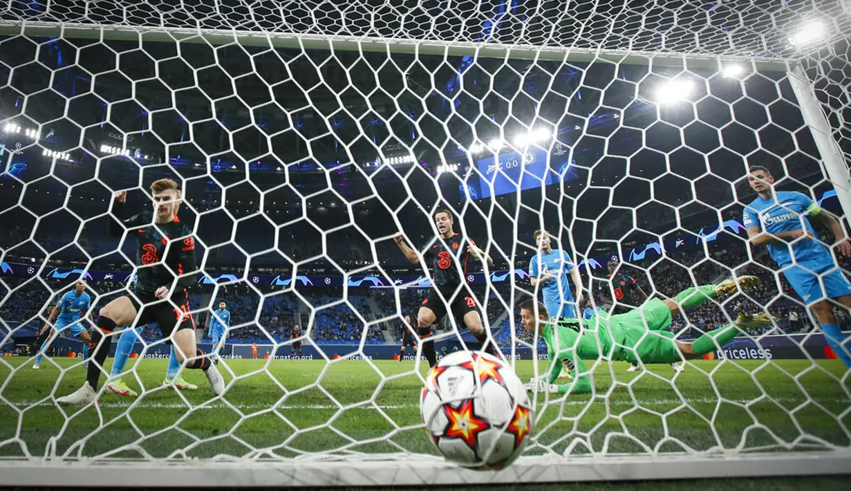 Pemain Chelsea Timo Werner (kiri) mencetak gol ke gawang Zenit St. Petersburg yang dijaga kiper Zenit Mikhail Kerzhakov pada pertandingan sepak bola Grup H Liga Champions di Gazprom Arena, St.Petersburg, Rusia, 8 Desember 2021. Pertandingan berakhir dengan skor 3-3. (AP Photo/Dmitry Lovetsky)
