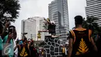 Atraksi seorang pria saat melakukan fahombo atau lompat batu dalam sebuah acara pagelaran seni dan kebudayaan Nias di Jalan Imam Bonjol, Jakarta, Minggu (12/2). Pagelaran ini diselenggarakan oleh Pemuda Peduli Nias. (Liputan6.com/Faizal Fanani)