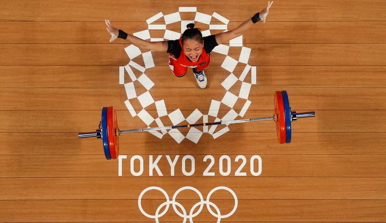 Foto yang diambil dengan kamera robot memperlihatkan ekspresi atlet angkat besi asal Indonesia, Windy Cantika Aisah usai berhasil memperoleh medali perunggu dari cabang olahraga angkat besi 49kg putri Olimpiade Tokyo 2020, Sabtu(24/72021). (Foto: AFP/Various Sources/Chris Graythen)
