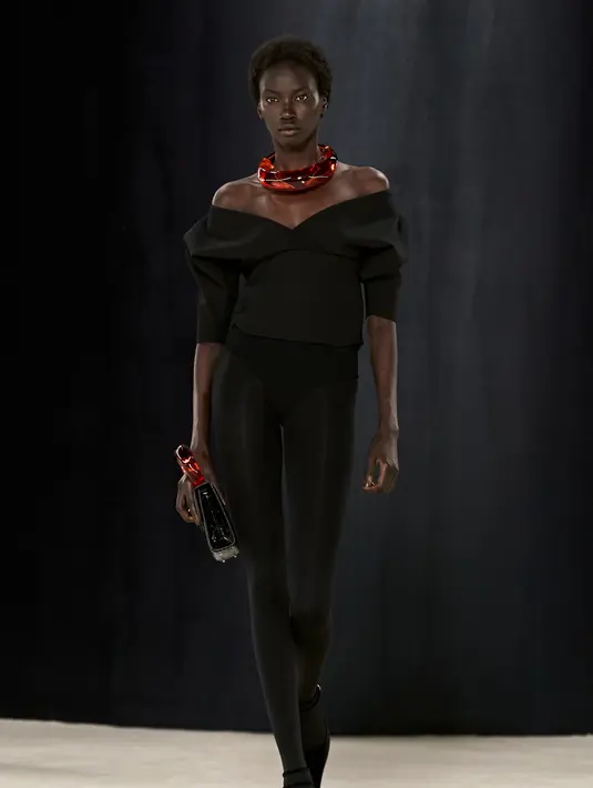 <p>Keanggunan yang lesu diekspresikan dalam lengan sayap kelelawar dan detail Renaisans. Koleksi ini adalah pendapat Ferragamo tentang apa yang dipikirkan orang-orang dari tahun 50an tentang masa depan. Foto: Document/Ferragamo.</p>