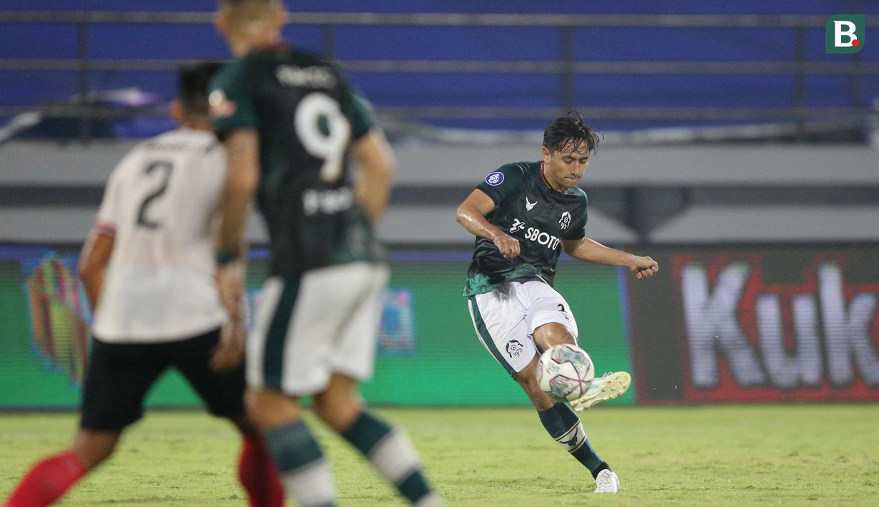 Sementara itu, Persikabo mulai berhasil mengendalikan permainan ketika laga memasuki menit ke-70. Hanis Sagara (kanan) dan kolega menurunkan tempo dengan berusaha memainkan bola lebih lama. (Bola.com/M Iqbal Ichsan)