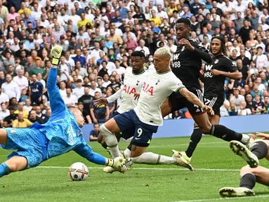 Pemain Tottenham asal Brasil, Richarlison tampil baik dengan menyumbangkan satu assist saat timnya mengalahkan Fulham 2-1 dalam pertandingan lanjutan Premier League 2022/2023, Sabtu (3/9/2022). (AFP/Glyn Kirk)