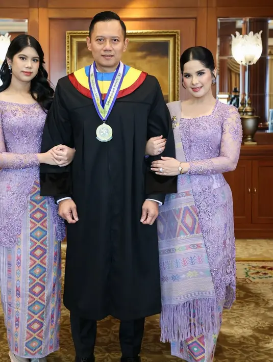Pesona Annisa Pohan Dampingi AHY Wisuda, Selalu Cantik Kenakan Kebaya hingga Batik (credit: https://www.instagram.com/annisayudhoyono/)