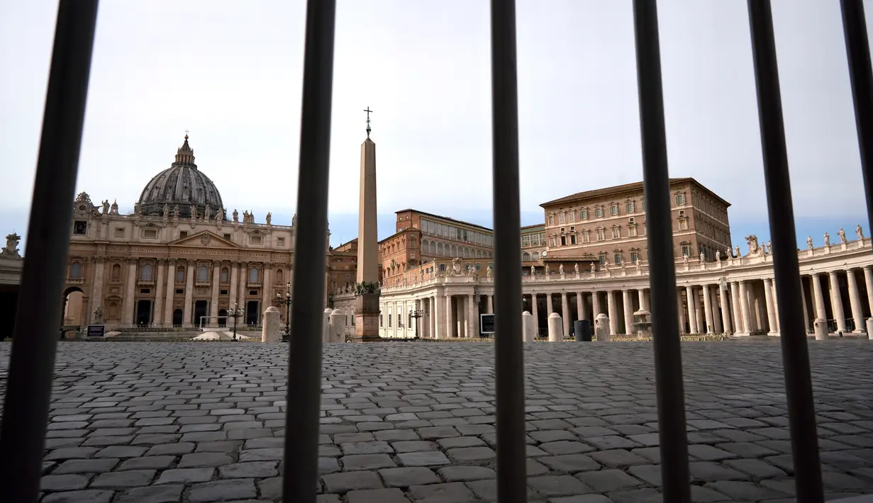 Lapangan Santo Petrus terlihat di belakang barikade yang didirikan di Vatikan, Roma pada Selasa (10/3/2020). Vatikan menutup lapangan Santo Petrus dan Basilika Santo Petrus bagi kunjungan wisatawan sampai 3 April untuk menghentikan penyebaran virus corona. (AP/Andrew Medichini)