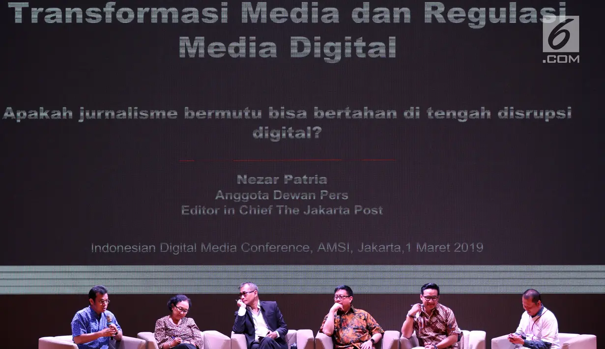 Pemimpin Redaksi The Jakarta Post, Nezar Patria menjadi pembicara dalam Konferensi Rakernas AMSI (Asosiasi Media Siber Indonesia) 2019 di Jakarta, Jumat (1/3). Konferensi itu membahas tema 'Regulasi  dan Transformasi Media'. (Liputan6com/Johan Tallo)